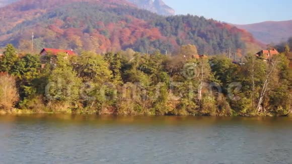 十一月的山景与河流视频的预览图