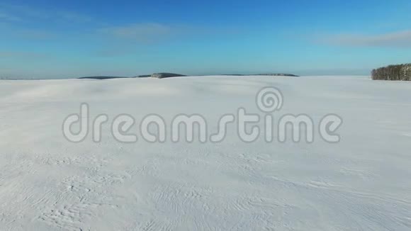 4K冬季在雪场上空低空飞行和起飞鸟瞰雪漠视频的预览图
