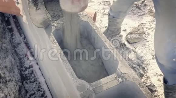 家庭房屋基础浇筑泵砼详图工人在现场工作视频的预览图