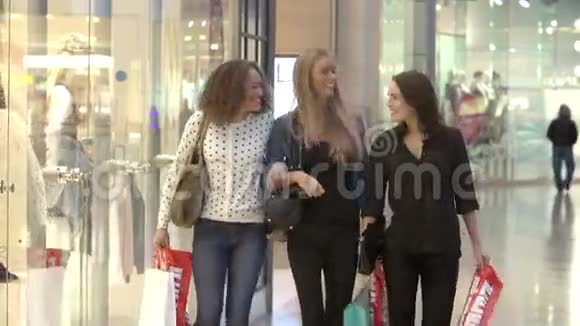 三位女性朋友一起购物视频的预览图