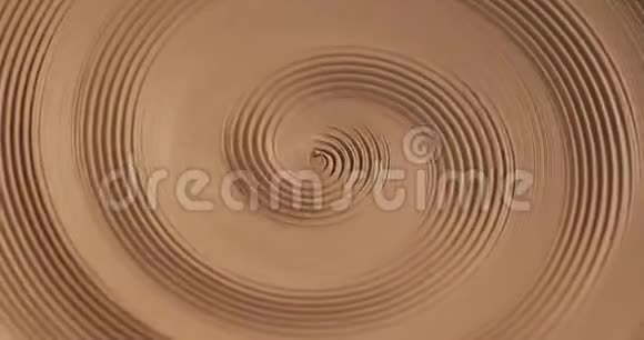 一个带有浮雕的空板在陶轮上旋转关闭缠绕粘土结构手工制作工艺白色粘土视频的预览图