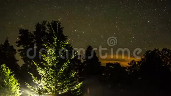 夜晚时光流逝自然景观和落星雾视频的预览图