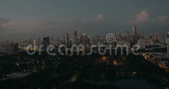泰国黄昏的曼谷城市景观视频的预览图