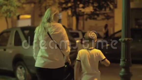 家庭步行在晚上的城市视频的预览图