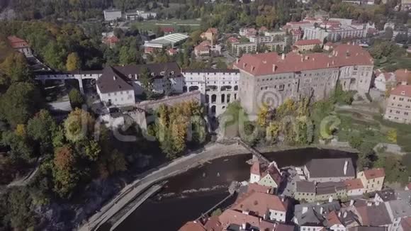 塞斯基克鲁姆洛夫古镇的空中全景未经修改的日志格式视频的预览图
