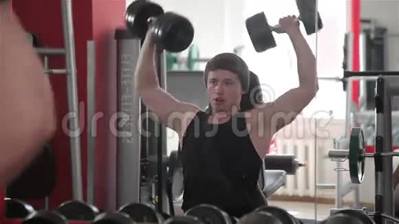 在健身房锻炼肌肉举起哑铃视频的预览图