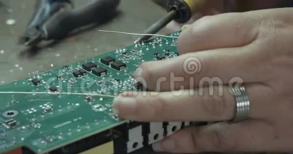 手工焊接电子元件在板上视频的预览图