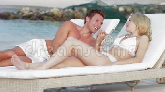 浪漫的情侣在沙滩上放松休闲视频的预览图