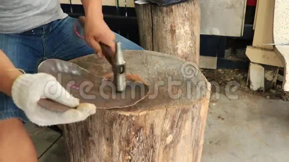 铁匠在泰国努力工作赚钱铁匠把钢板锻造成一份漂亮的工作视频的预览图