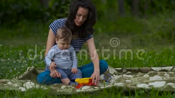 小妈妈和小宝宝在花园里玩视频的预览图