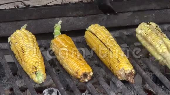 烤玉米烧烤烧烤食品烹饪视频的预览图
