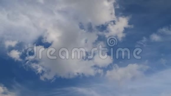 积云在蓝天上的时间流逝白云收紧了天空视频的预览图