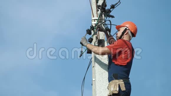 在电力线路工作的电工视频的预览图