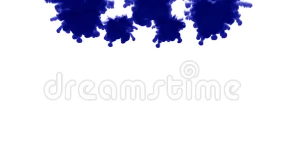 蓝色墨水溶于水的三维渲染模拟墨水注入VFX效果与Luma哑光蓝色白色11视频的预览图