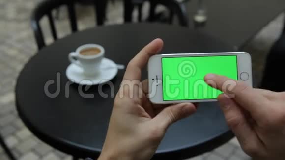 绿色屏幕在白色电话信息图形视频的预览图