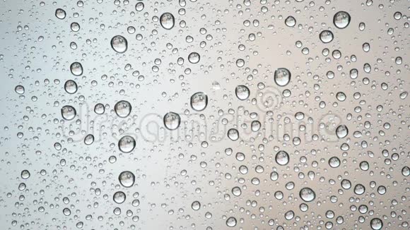 一个房间玻璃窗里的雨滴视频的预览图