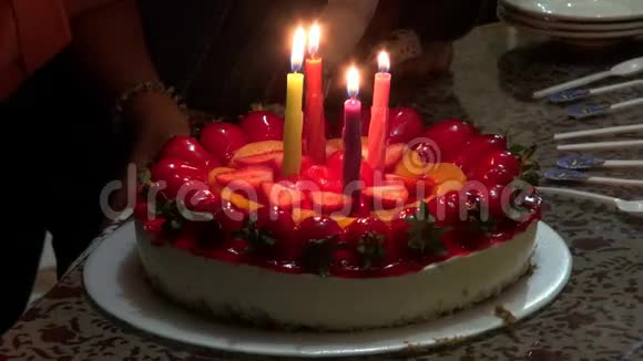 生日蛋糕蜡烛庆祝活动视频的预览图
