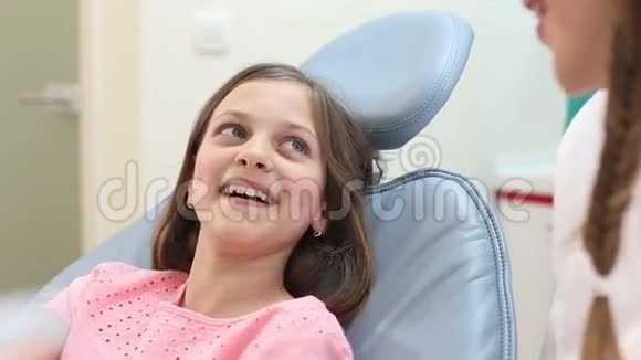 男牙科医生和女牙科医生检查小女孩视频的预览图