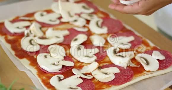 女人做美味的意大利香肠披萨视频的预览图