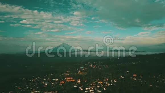 有山背景的村落风光视频的预览图