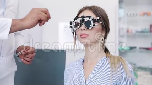 眼科检查戴眼镜的女人在诊所检查视力视频的预览图