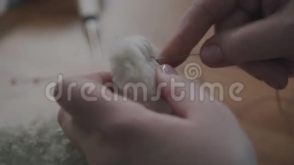 女裁缝的手拿着针头和零件视频的预览图
