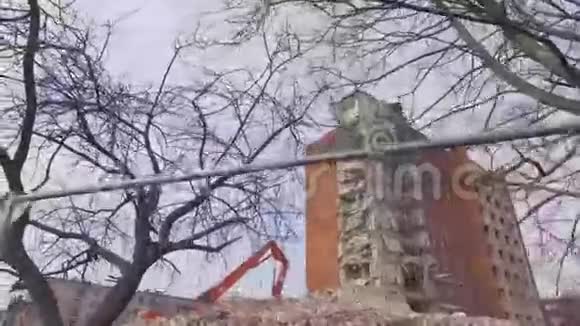 旧的破房子斯坦迪卡姆戴蒙太奇视频的预览图