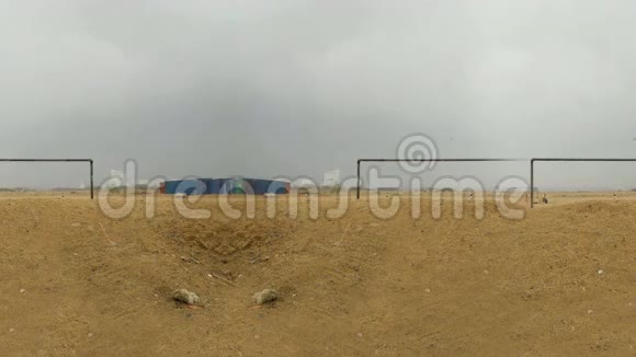 多云间阴天有开阔视野的沙地视频的预览图