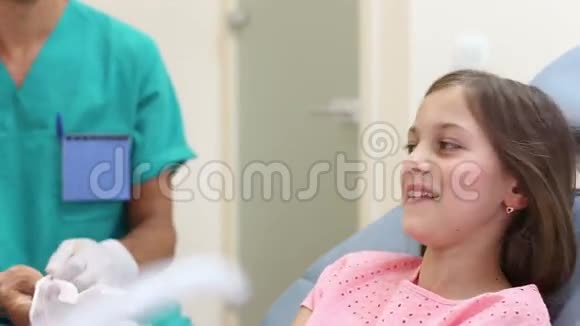 男牙科医生检查小女孩视频的预览图
