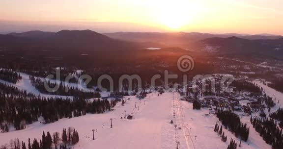 高山附近滑雪场日出视频的预览图