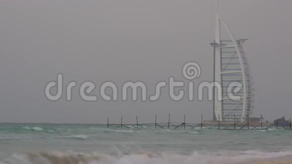 迪拜市区傍晚著名酒店视频的预览图