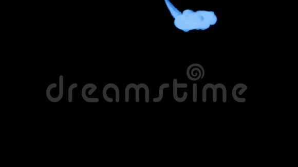蓝色辉光墨水溶于水的三维渲染模拟墨水注入VFX效果与Luma哑光黑色的蓝色17视频的预览图