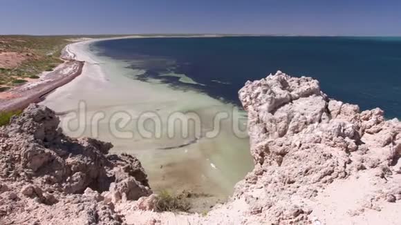 海滩岩石和地平线的景观视频的预览图