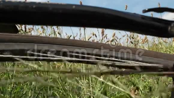 山地自行车碰撞旋转后轮视频的预览图