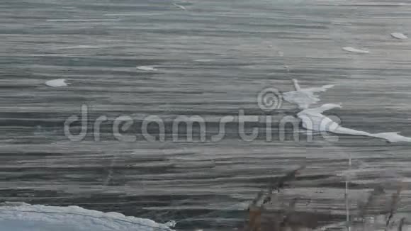 风把沙带在贝加尔湖冰雪的冰面上视频的预览图