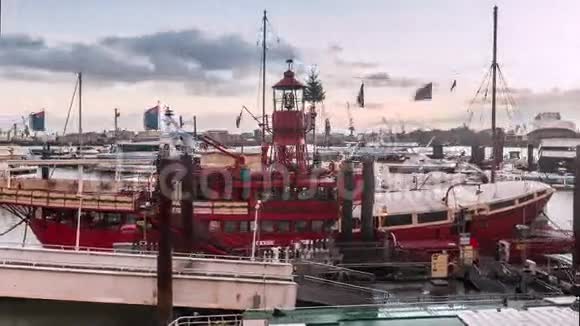 汉堡港白天到晚上的大瀑布视频的预览图