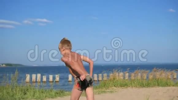 孩子在沙滩上奔跑视频的预览图
