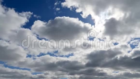 积云在蓝天上的时间流逝白云收紧了天空视频的预览图