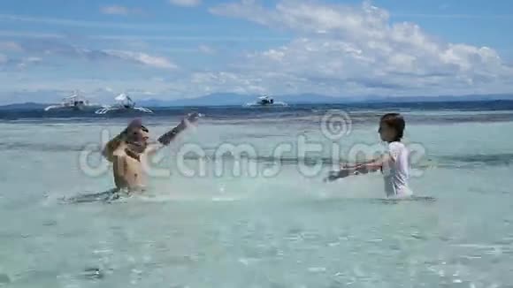 人和他的女儿在海里泼水视频的预览图