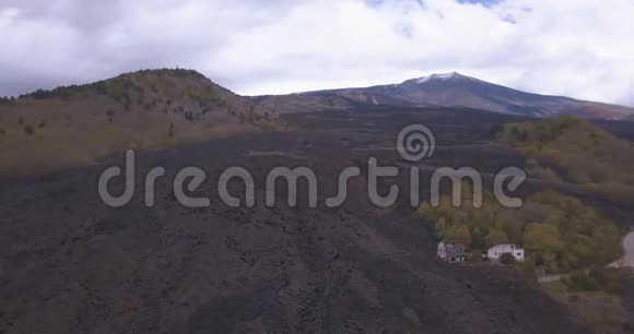 通往埃特纳山公路的鸟瞰图视频的预览图