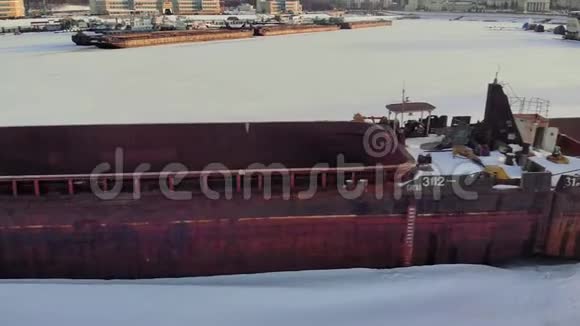 旧船驳船冰冻的河流上空中射击视频的预览图