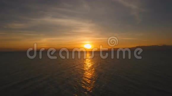 美丽的日落过海鸟瞰宿务视频的预览图