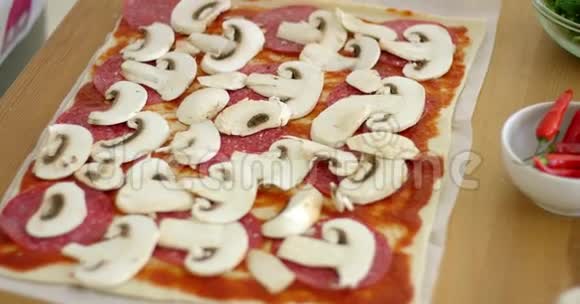 女人做美味的意大利香肠披萨视频的预览图