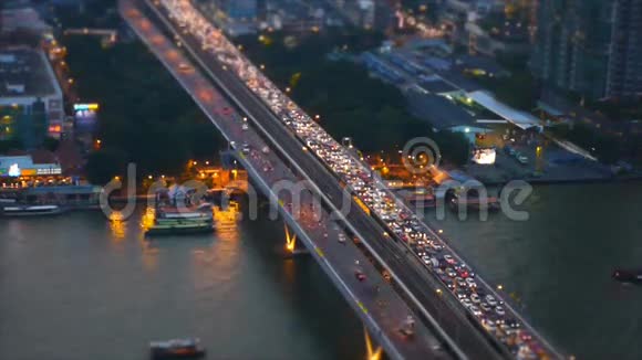 曼谷跨乔普拉亚河大桥交通视频的预览图