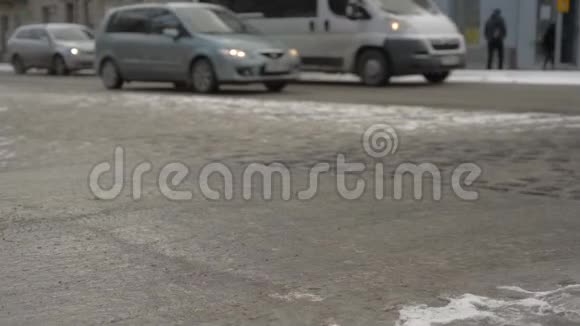 冬天街上的人和车模糊了视频的预览图