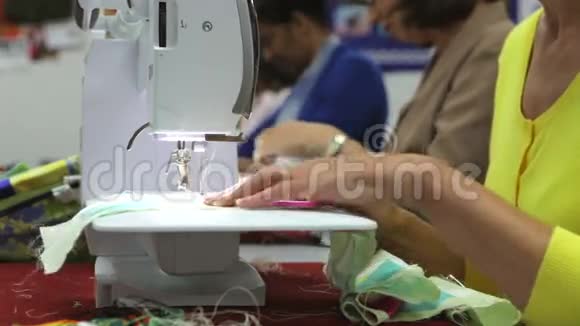 用电动机械缝合女性缝纫视频的预览图