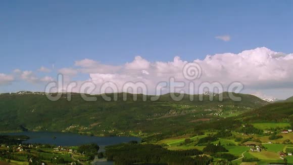 夏天阳光明媚的一天山上的城市全景覆盖着绿色的树林蓝天河流大自然视频的预览图