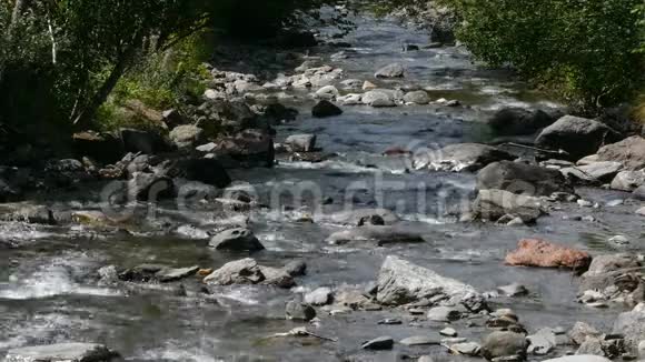 安道尔比利牛斯山脉的山河视频的预览图