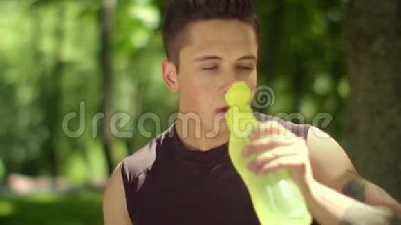 人健身训练后饮水健身男子饮用水视频的预览图
