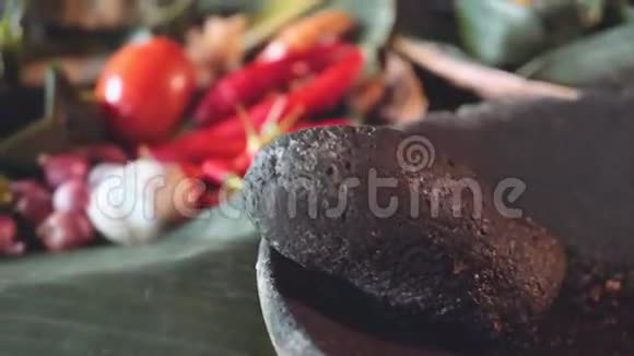 传统的巴厘岛食材用棕榈叶盘烹饪视频的预览图